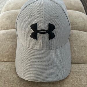 Under Armour Blitzing UA Classic Fit Hat Gray Black Stretch S/M